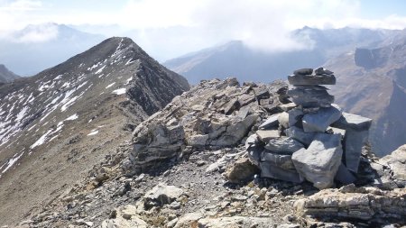 Au sommet ! avec vue au Sud-Est sur l’antécime (2921m)