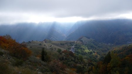 Vue arrière sur le parking de départ ; les brumes ne vont pas résister à l’assaut du soleil.