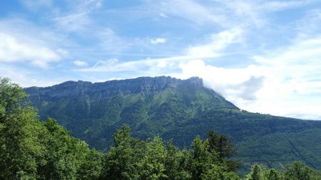 Retour, la Dent d’Arclusaz se dégage