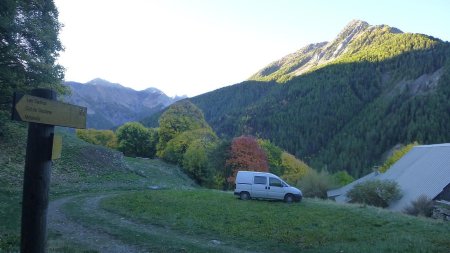 Suivre les panneaux en direction du Col de Séolane