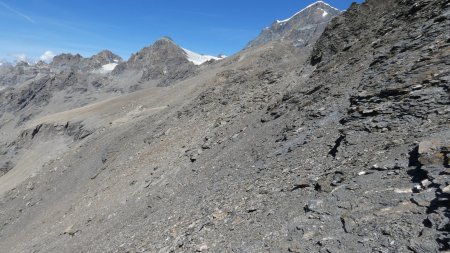 [Rétro] Vue arrière dans la traversée du flanc d’éboulis sous le sommet.