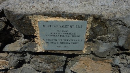 Plaque commémorative italienne de la pose de la croix sommitale.