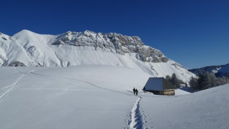 On cherche à se mettre à l’abri du vent pour une petite pause.