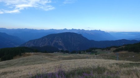 [Gauche] On s’élève un peu et la vue se dégage vers le Sud.