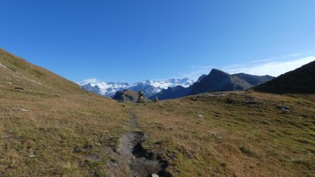 Arrivée au Col Palasina (2668m). Le panorama Nord devient accessible et on va pouvoir admirer le massif du Mont Rose.