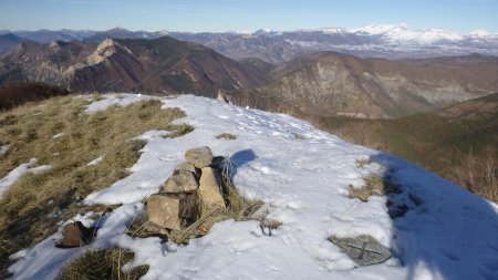 Cairn sommital, borne géodésique et Plateau de Bure au loin