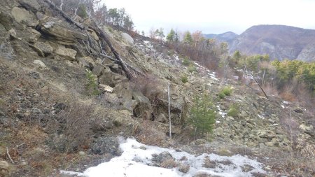 On prend pied sur une ancienne piste, manifestement, emportée par un éboulis