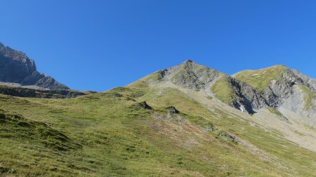 On contourne cette pointe par la gauche