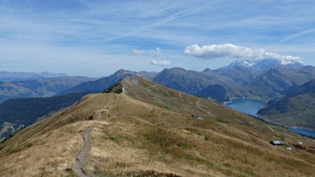 Vers le Mont des Acrays, vue arrière vers la Roche Parstire