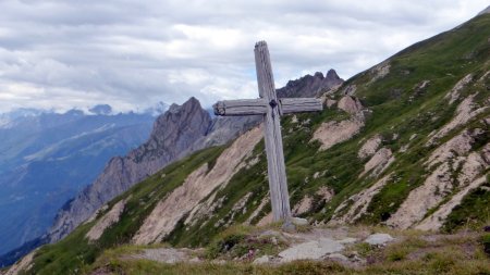 Croix patinée au col du Petit Perron des Encombres (2329m)
