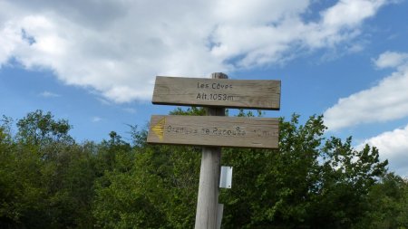 Panneau à partir duquel il faut emprunter une route goudronnée.