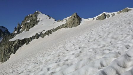 Traverser le glacier vers la barre située sous l’antécime de la Pointe Richardson