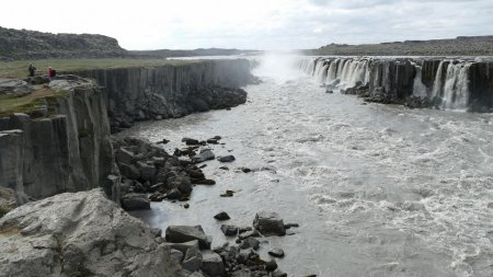 Un ensemble de cascades pas très hautes (12 mètres quand même) qui fait beaucoup de bruit.