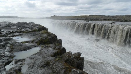 Ce n’est pas la pluie qui fait ces flaques, mais la retombée du nuage de goutelettes.