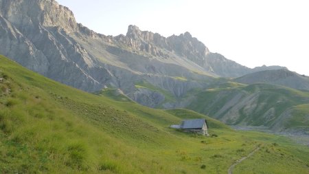 Une cabane dominée par le Rocher des 3 Evêques