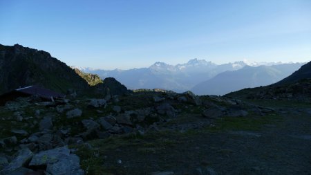 Au petit matin, ciel tout bleu vers le Grand Combin.