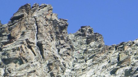 Dernier regard sur la cheminée. Des personnes que l’on vient de croiser, montent encore au sommet