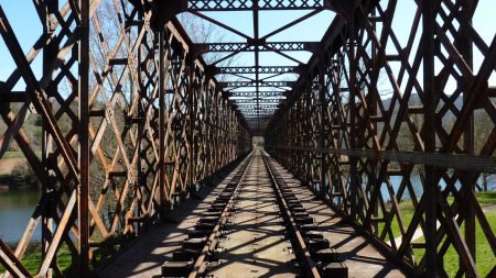 Pont ferroviaire désaffecté utile pour traverser le Lot