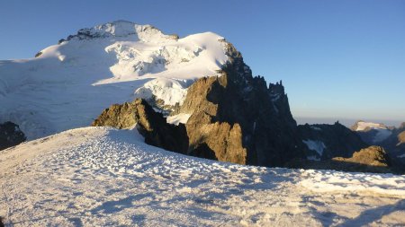 Le soleil illumine la Barre des Ecrins