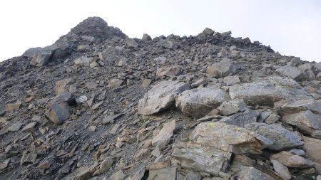 Montée de la rampe caillouteuse sous le sommet Est (3236m)