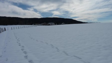 Dans le rétro, le village de Thézillieu, au début du mois d’avril après un refroidissement ayant occasionné une bonne chute neige.