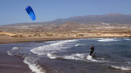 Kitesurfer sur fond de Teide