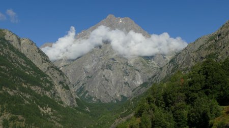 En montant à Chambran : le Pelvoux s’est doté d’une écharpe de brumes.