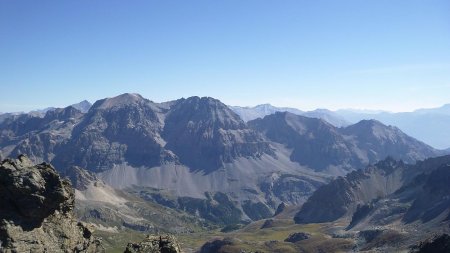 Au premier plan, Roche Bernaude, Pointe Bathazar, Melquior et Gaspard, et à l’arrière au fond à gauche, l’Aiguille de Scolette.