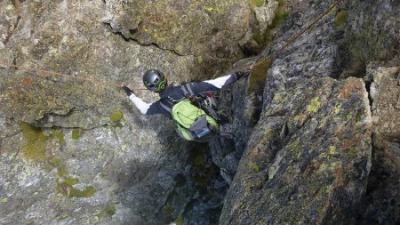 Dans la brèche sous la dalle fissurée