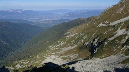 Vue arrière ; le parking de Val Pelouse est déjà loin.