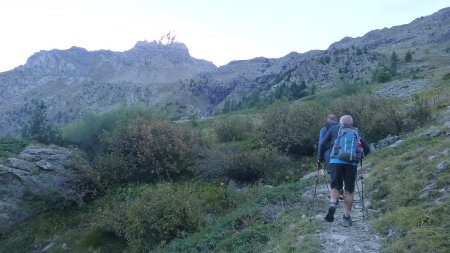 Montée sur le sentier balisé, sous Roche Rousse