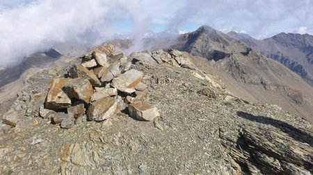 Le sommet avec son cairn face au Grand Pinier
