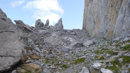 Des gendarmes en haut du couloir