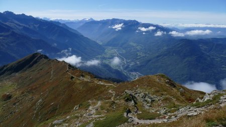 Regard arrière alors que le sommet du Petit Arc n’est plus très loin.