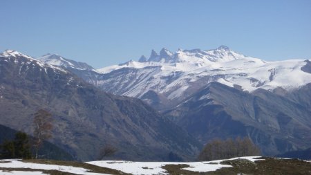 Zoom sur le Pic du Mas de la Grave (à gauche) et les Aiguilles d’Arves, de la Saussaz et du Goléon (à droite)