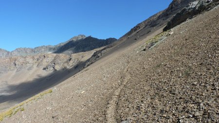 Le sentier qui mène au Col du Montet et qu’il faut rapidement quitter.