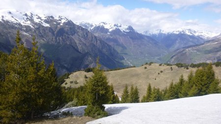 Vue au nord, avec la plaine du Bourg d’Oisans, et la jonction des vallées de l’Eau Dole et de la Romanche