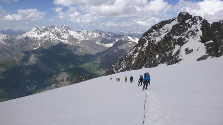 Plusieurs cordées, sur le glacier du Tabuchet