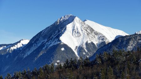 Majestueux Pécloz, et Armène sur sa droite.