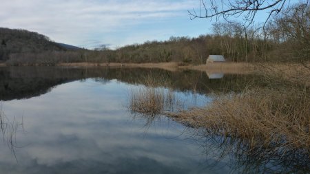 Une chapelle au bord du lac