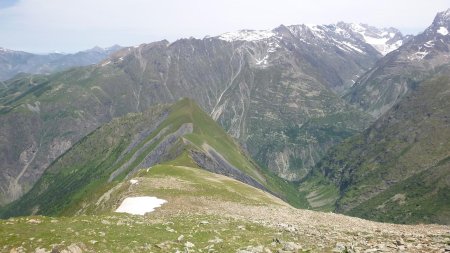 Arrivée sur l’arête avec la cime de la Coche en contrebas