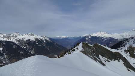 Regard arrière sur le Crêt de la Raverotte conduisant au Grand Chatelard.