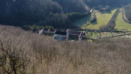 Vue plongeante sur l’abbaye