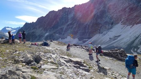 La Fenêtre Durand. Je n’avais croisé personne jusqu’ici et tout d’un coup la foule ! Beaucoup suivent le parcours du Tour des Combins (TDC), peu d’entre eux grimperont au sommet du Mont Avril.