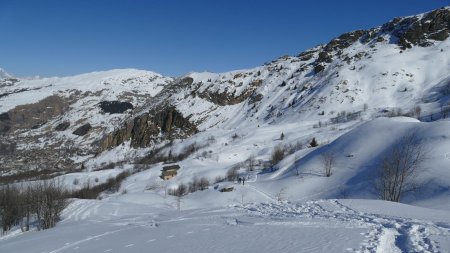 Descente ; il y aura encore de bons passages en poudreuse.