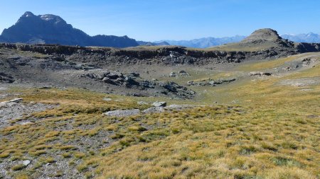 [Rétro] Le «canyon» traversé. À gauche, les Roisetta. À droite la pointe 2874m. Il y a probablement un autre point de passage juste à côté d’elle.