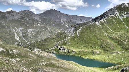 Vue sur les cimes de Clausis et de Chabrières depuis les hauteurs du lac des Cordes.