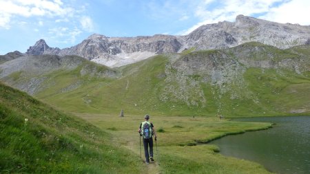 Arrivée magique au lac des Cordes avec la ligne de crête du Rochebrune sur laquelle se situent nos objectifs du jour