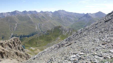 On commence à apercevoir le lac des Cordes ainsi que le Petit Rochebrune à droite