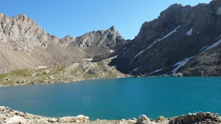 Le Brec de l’Homme domine le Lac des Neuf Couleurs